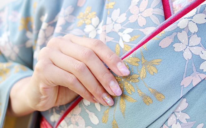 銀座の着物着付け教室 おしゃれネイル着物女性画像